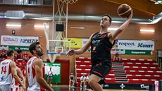 Stephen Zimmerman z Nymburka jde do koše Pardubic kolem Kamila Švrdlíka. Stephen Zimmerman z Nymburka jde do koše Pardubic kolem Kamila Švrdlíka.