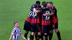 Fotbalisté Frankfurtu se radují z gólu v zápase s Herthou. Fotbalisté Frankfurtu se radují z gólu v zápase s Herthou.