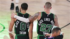 Jayson Tatum (0) a Daniel Theis (27) z Bostonu opouštějí hřiště po výhře nad... Jayson Tatum (0) a Daniel Theis (27) z Bostonu opouštějí hřiště po výhře nad...
