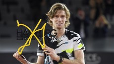 Ruský tenista Andrej Rubljov s trofejí pro vítěze hamburského turnaje. Ruský tenista Andrej Rubljov s trofejí pro vítěze hamburského turnaje.