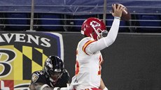 Patrick Mahomes (15) z Kansas City Chiefs obeel DeShona Elliotta z Baltimore...