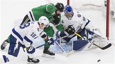 Alexander Radulov z Dallasu zkouší překonat Andreje Vasilevského v brance Tampy. Alexander Radulov z Dallasu zkouší překonat Andreje Vasilevského v brance Tampy.