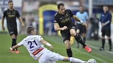 Ondřej Zahustel z Mladé Boleslavi zastavuje skluzem jabloneckého beka Jakuba... Ondřej Zahustel z Mladé Boleslavi zastavuje skluzem jabloneckého beka Jakuba...