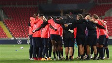 Fotbalisté Midtjyllandu se hecují před zápasem play off Ligy mistrů na hřišti... Fotbalisté Midtjyllandu se hecují před zápasem play off Ligy mistrů na hřišti...