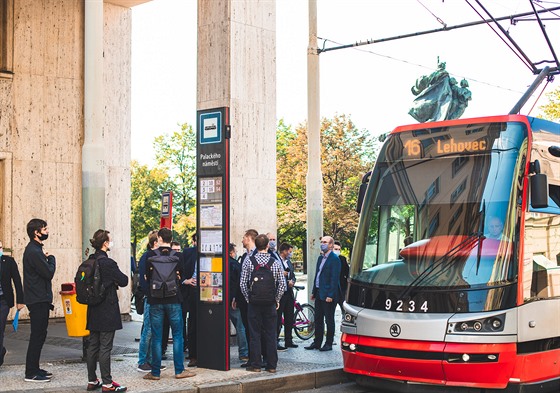 Na tramvajové zastávce Palackého námstí je od stedy v provozu prototyp nového...