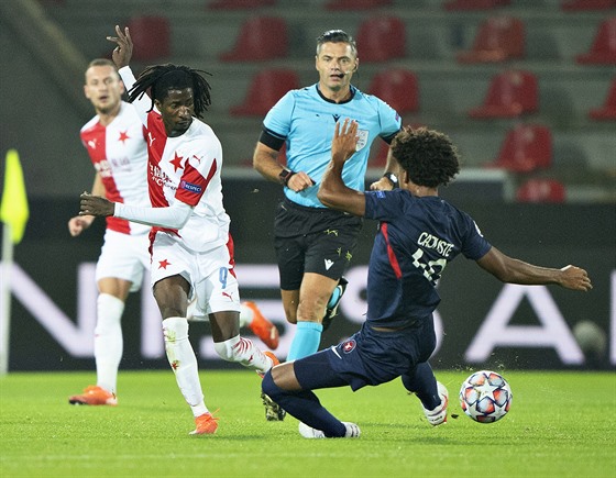 Peter Olayinka v dresu Slavie a Jens-Lys Cajuste (Midtjylland) bhem odvetného...