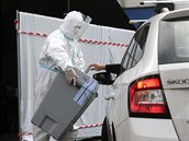Lidé hlasují na stanovišti v Berouně pro lidi v karanténě kvůli koronaviru,... Lidé hlasují na stanovišti v Berouně pro lidi v karanténě kvůli koronaviru,...