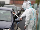 Lidé hlasují na stanovišti v Plzni pro lidi v karanténě kvůli koronaviru, kteří... Lidé hlasují na stanovišti v Plzni pro lidi v karanténě kvůli koronaviru, kteří...