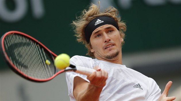 Nmec Alexander Zverev hraje forhend ve druhm kole Roland Garros.