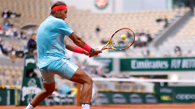 panl Rafael Nadal hraje bekhend ve druhm kole Roland Garros.
