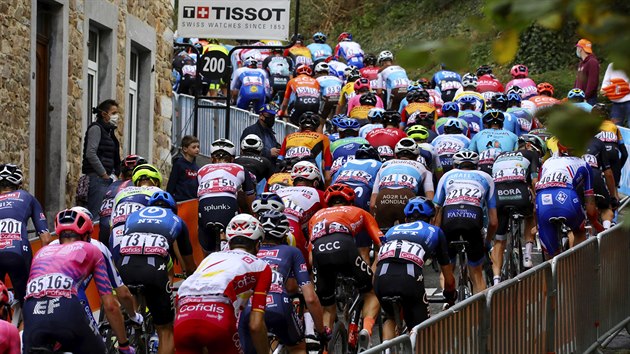 Cyklistick peloton stoup na Mur de Huy bhem klasiky Valonsk p.