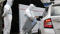 Lidé hlasují na stanovišti v Berouně pro lidi v karanténě kvůli koronaviru,... Lidé hlasují na stanovišti v Berouně pro lidi v karanténě kvůli koronaviru,...