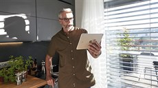 S intuitivní aplikací v tabletu celou domácnost snadno zastíníte na jeden dotyk. S intuitivní aplikací v tabletu celou domácnost snadno zastíníte na jeden dotyk.
