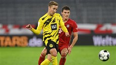 Felix Passlack (vlevo) z Dortmundu hraje mí ped Benjaminem Pavardem z Bayernu...