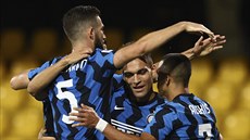 Lautaro Martínez (uprostřed) z Interu se raduje se spoluhráči z gólu v zápase... Lautaro Martínez (uprostřed) z Interu se raduje se spoluhráči z gólu v zápase...