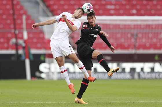 Patrik Schick (vpravo) z Leverkusenu a Waldemar Anton ze Stuttgartu v...