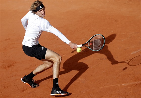 Nmec Alexander Zverev se snaí dosáhnout na mí v osmifinále Roland Garros.