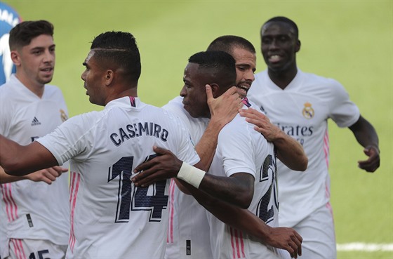 Fotbalisté Realu Madrid slaví gól v zápase proti Levante.