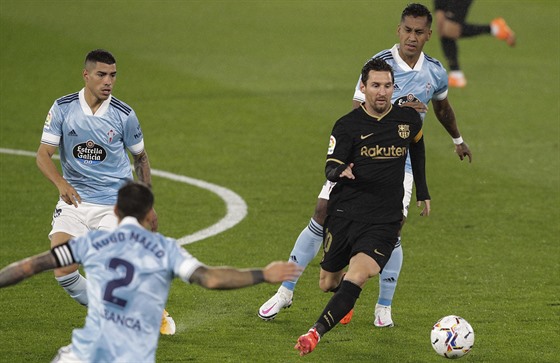 Lionel Messi (v tmavém) prochází obranou Viga.
