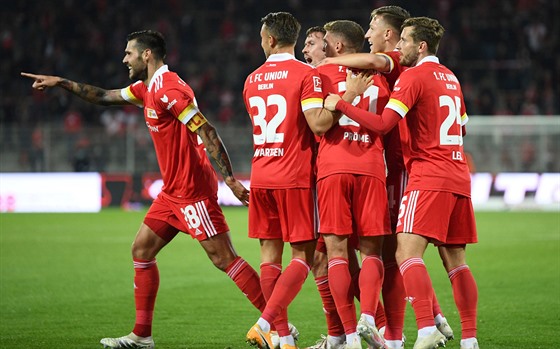 Fotbalisté Unionu Berlín se radují z gólu v zápase s Mohuí.