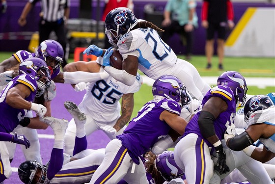 Derrick Henry (nahoe) z Tennessee Titans skóruje proti Minnesota Vikings.