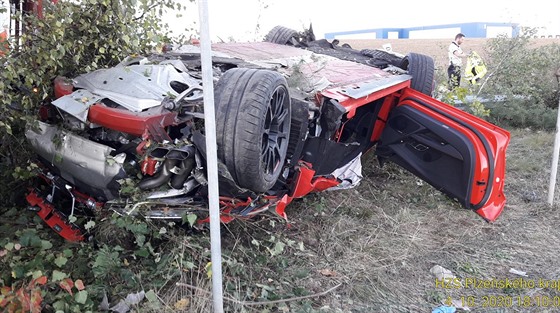 Nehoda vozu Audi R8 za sjezdem z dálnice D5 u Nýan na Plzesku. (5. íjna 2020)