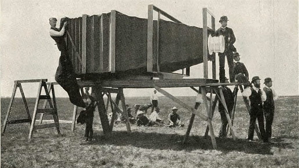 Nejvtí fotoaparát na svt zkonstruoval v roce 1900 George R. Lawrence. Byl...