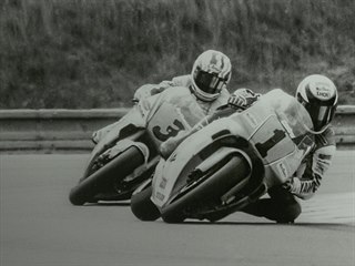 Wayne Rainey (1) versus Mick Doohan (3). Fanoušci však drželi palce Kevinu... Wayne Rainey (1) versus Mick Doohan (3). Fanoušci však drželi palce Kevinu...