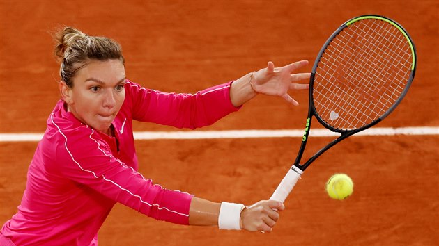 Simona Halepov hypnotizuje tenisk ve tetm kole Roland Garros.