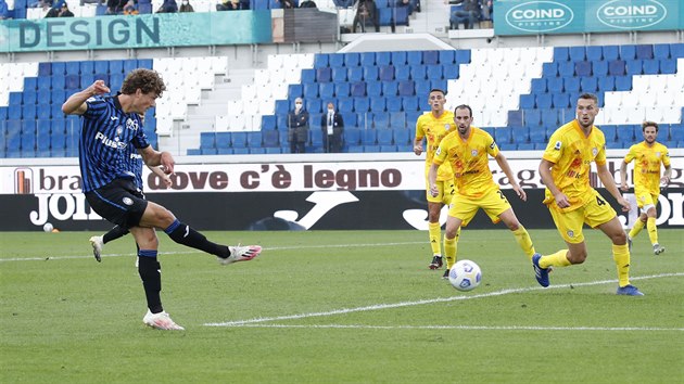 Sam Lammers (vlevo) z Bergama stl gl v zpase proti Cagliari.