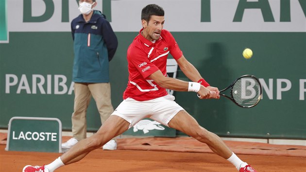 Srb Novak Djokovi se natahuje po balonku v semifinle Roland Garros.