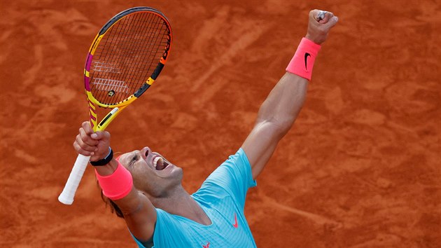 panl Rafael Nadal se raduje z postupu do finle Roland Garros.