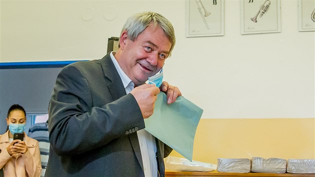 Pedseda KSM Vojtch Filip odevzdal svj hlas v krajskch volbch v eskch Budjovicch. (2. jna 2020)