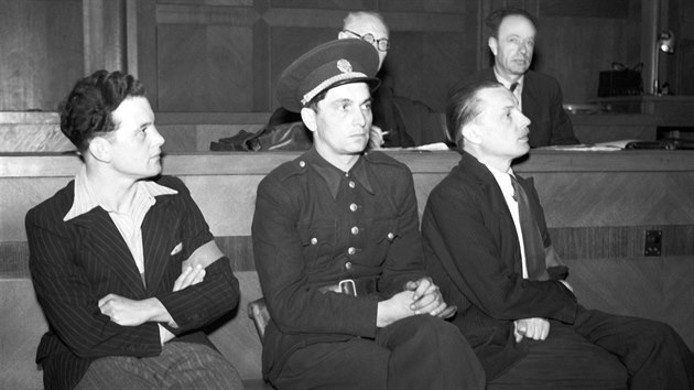 Bval s. parautist Karel urda (vpravo) a Viliam Gerik stanuli po vlce ped soudem a za vojenskou zradu a udavastv dostali trest smrti. Popraveni byli 29. dubna 1947.