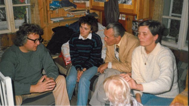 Zdenk Rotrekl (druh zprava) s maneli Kotrlmi a sestrou fare Frantika Lizny, ernovice 1987