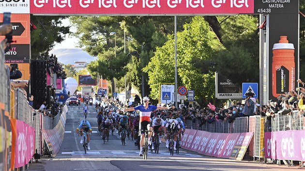 JASN ZLEITOST. Arnaud Dmare slav vtzstv v est etap italskho Gira.