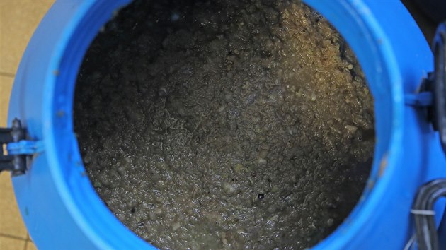 Žďárská pálenice funguje pod taktovkou místních zahrádkářů od roku 1986. Zakládá si nejen na kvalitě vybavení a poctivé práci, ale i na přátelské atmosféře v provozovně. „Děláme to hlavně z lásky k řemeslu,“ shoduje se zkušený personál.