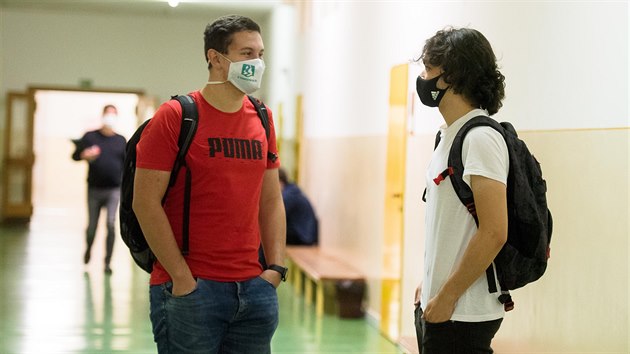Střední školy ve Zlínském kraji se na dva týdny zavírají. Dosud se studenti učili v rouškách.