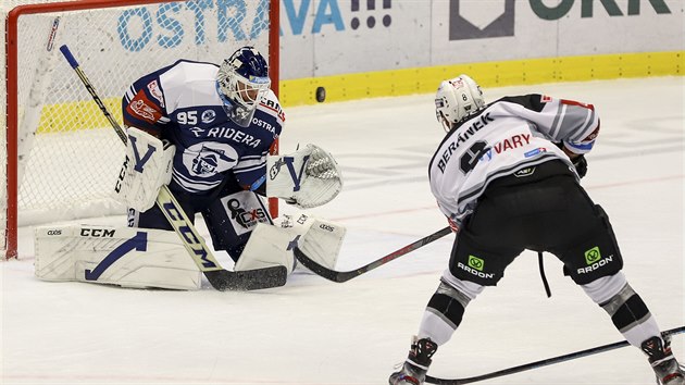 Karlovarsk Ondej Bernek zkou pekonat vtkovickho Miroslava Svobodu.