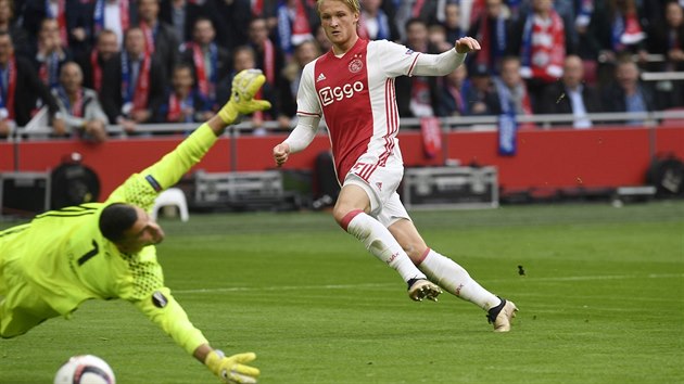 Kasper Dolberg z Ajaxu stl gl v zpase s Olympique Lyon.