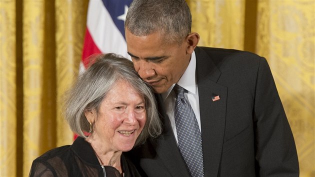 Bsnka Louise Glckov pebr od prezidenta Baracka Obamy ocenn National Humanities Medal (22. z 2016).