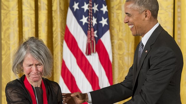 Bsnka Louise Glckov pebr od prezidenta Baracka Obamy ocenn National Humanities Medal (22. z 2016).