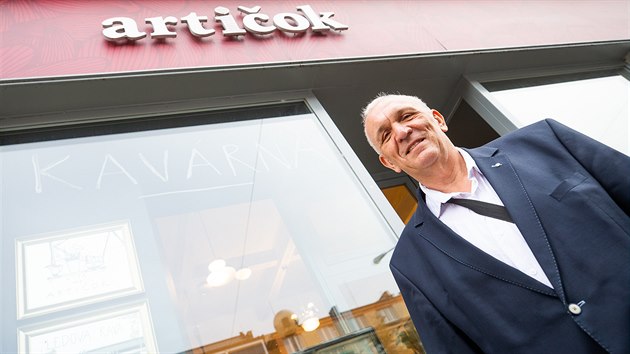 Lídr hnutí ANO Jaromír Dědeček čekal na výsledky krajských voleb v hradecké kavárně Artičok (3. 10. 2020).