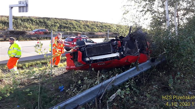 Nehoda vozu Audi R8 za sjezdem z dlnice D5 u Nan na Plzesku. (5. jna 2020)