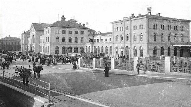 Ndra v Chebu na fotografii z roku 1912. Budova byla v roce 1945 zniena spojeneckm nletem. GPS: 50.0738039N, 12.3801525E