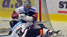 David Vitouch ze Sparty a brankář Karlových Varů Filip Novotný. David Vitouch ze Sparty a brankář Karlových Varů Filip Novotný.