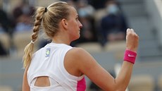 Petra Kvitová oslavuje vítzný úder v semifinále Roland Garros.