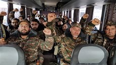Arménští dobrovolníci a záložníci míří na frontu do Náhorního Karabachu. (6.... Arménští dobrovolníci a záložníci míří na frontu do Náhorního Karabachu. (6....