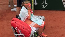 Nizozemka Kiki Bertensová bojuje s vyčerpáním v přestávce mezi gamy v utkání... Nizozemka Kiki Bertensová bojuje s vyčerpáním v přestávce mezi gamy v utkání...