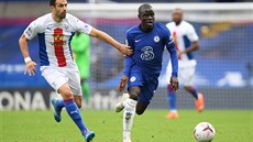 N'Golo Kante z Chelsea (vpravo) vede balon, stíhá ho Luka Milivojevi z Crystal...